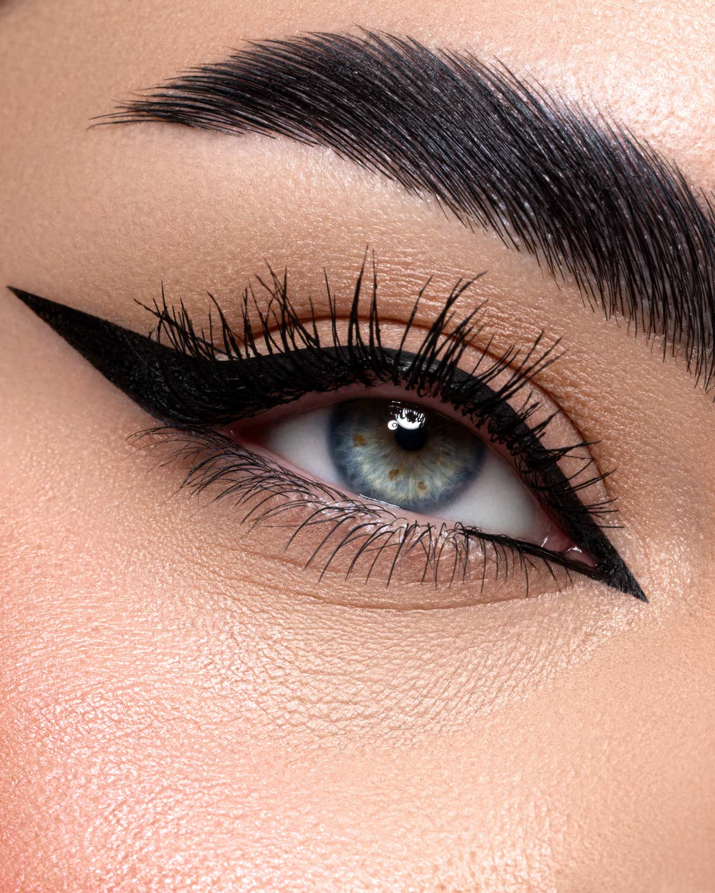 Astra Ink Liner — eyeliner in feltro nero opaco