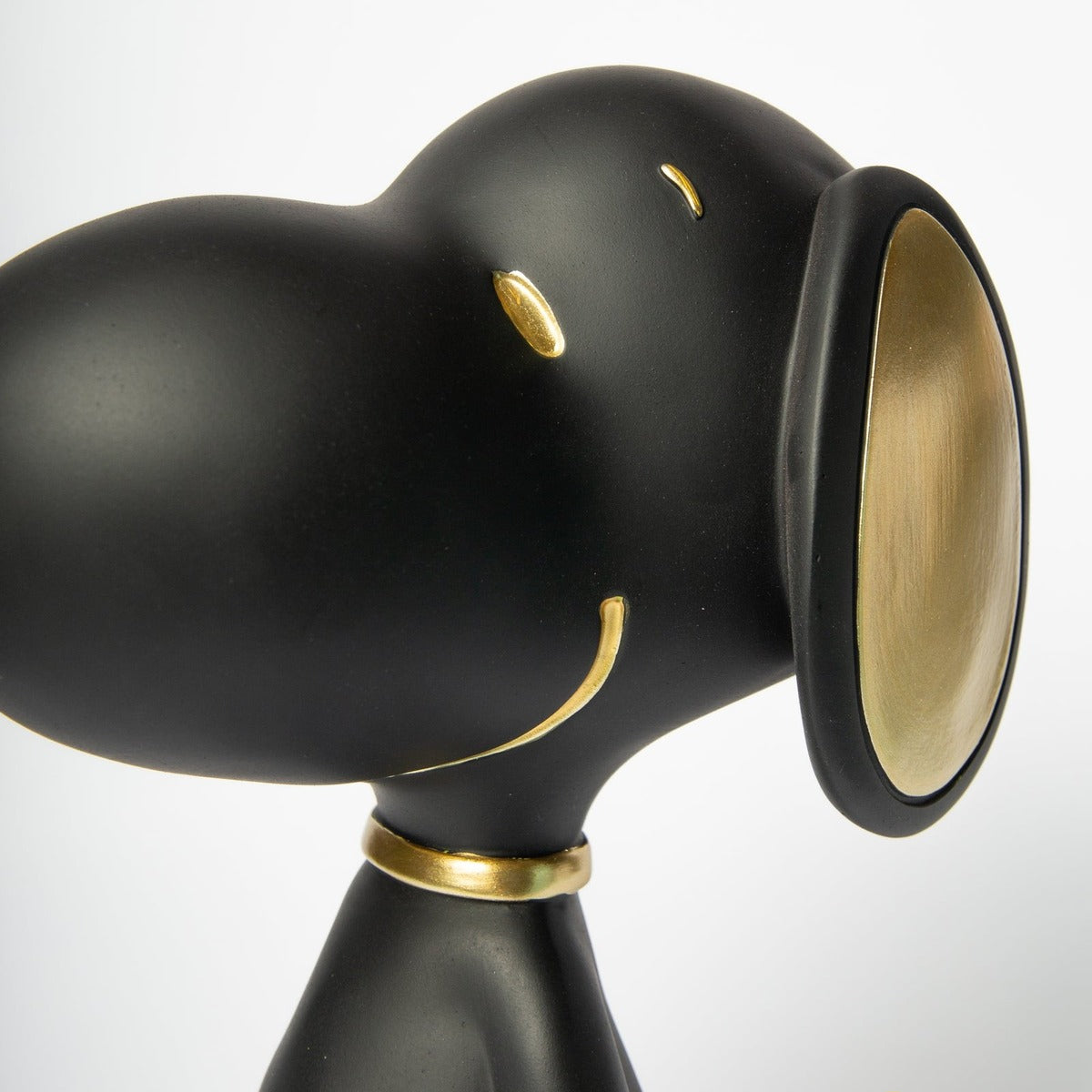 Statua Snoopy Standing Blogo Design nera e oro, particolare