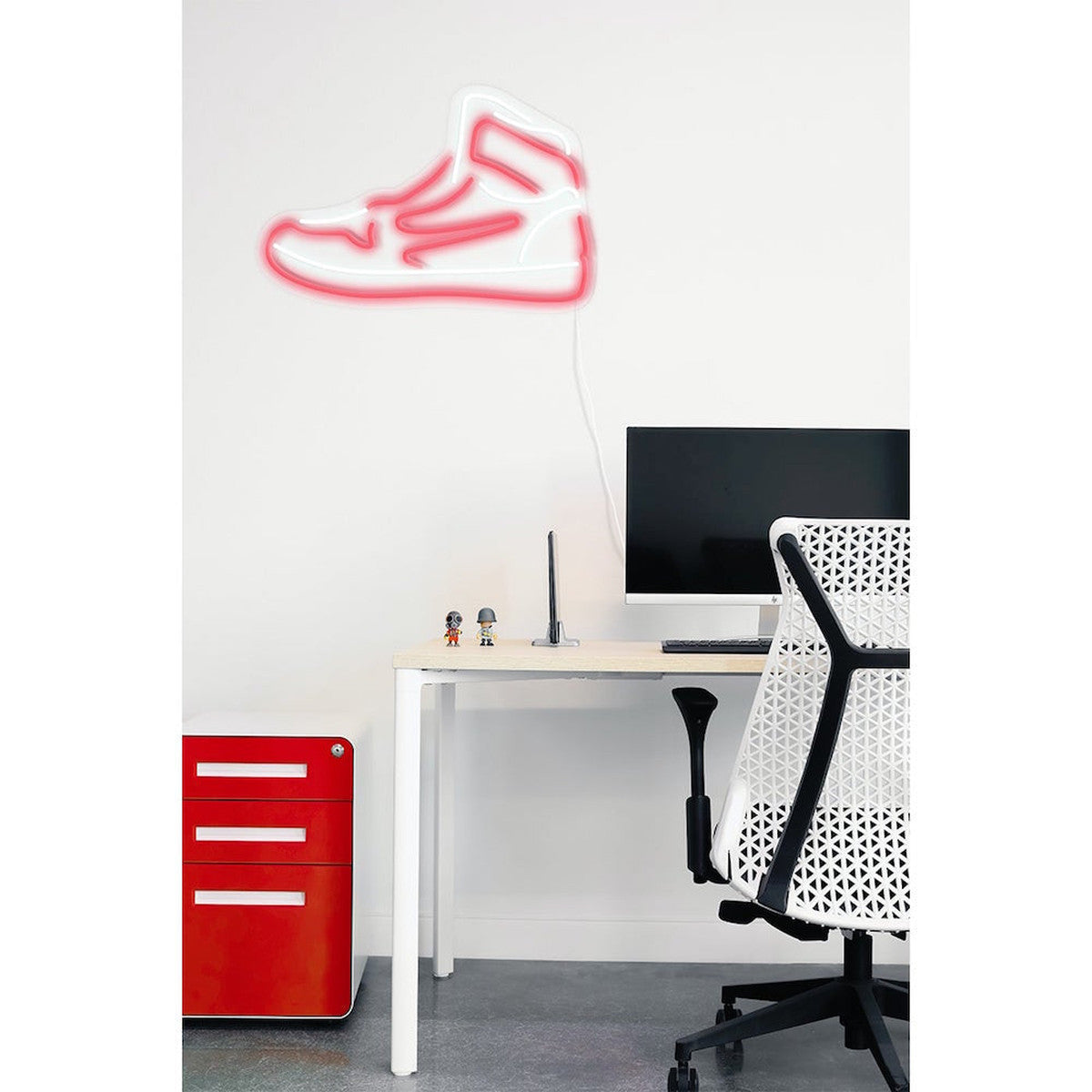 Candy Shock Shoe appesa sopra una scrivania, accesa