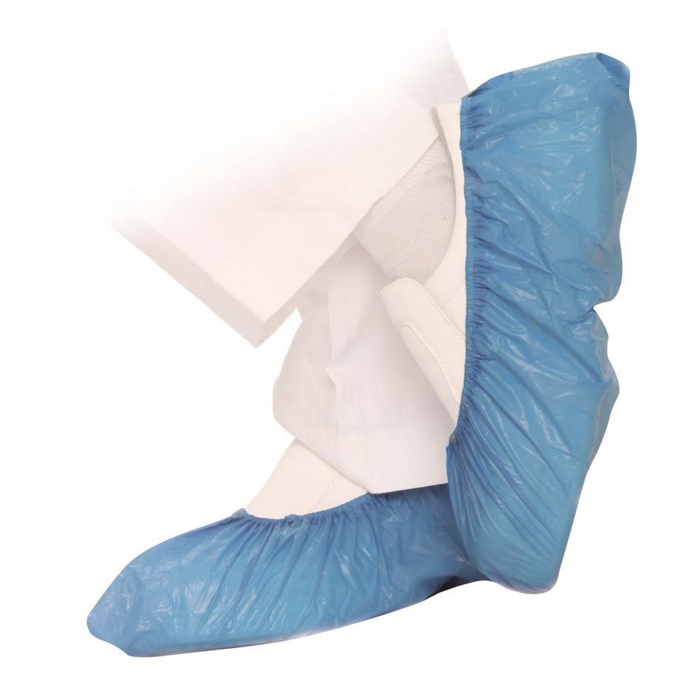Copriscarpe monouso Walking Easy in polietilene blu indossati sopra scarpe bianche
