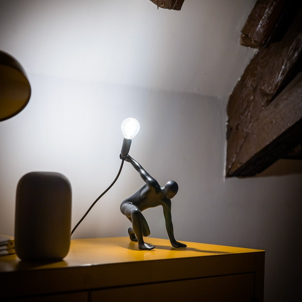 Lampada da tavolo Werkwaardig Dancer Lamp, omino che balla, su una scrivania