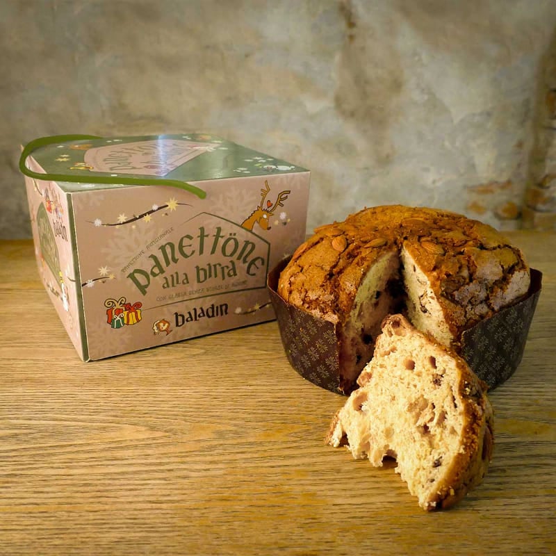 Panettone alla birra Baladin senza canditi, tagliato, con la scatola verde
