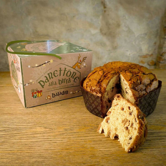 Panettone alla birra Baladin senza canditi, tagliato, con la scatola verde