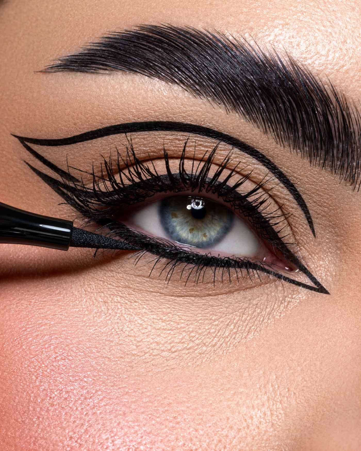 Astra Subliminal Pro-Liner — eyeliner nero finish mat