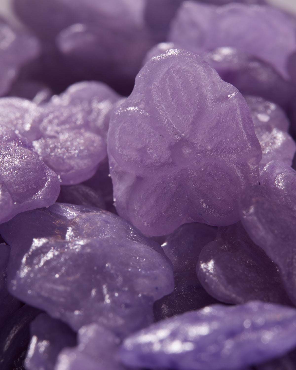 Primo piano delle caramelle drops alla violetta Leone, a forma di fiore