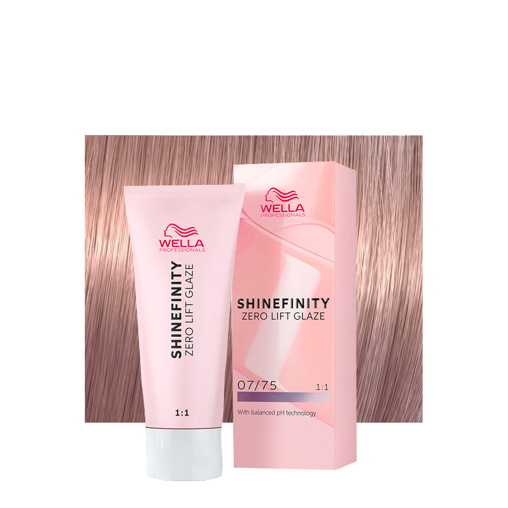 Wella Shinefinity Color Glaze 07/75 biondo medio sabbia mogano — tubo 60 ml e ciocca colorata