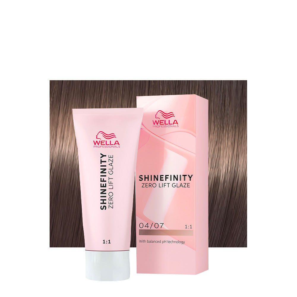 Wella Shinefinity Color Glaze 04/07 castano medio naturale sabbia — tubo 60 ml e ciocca colorata