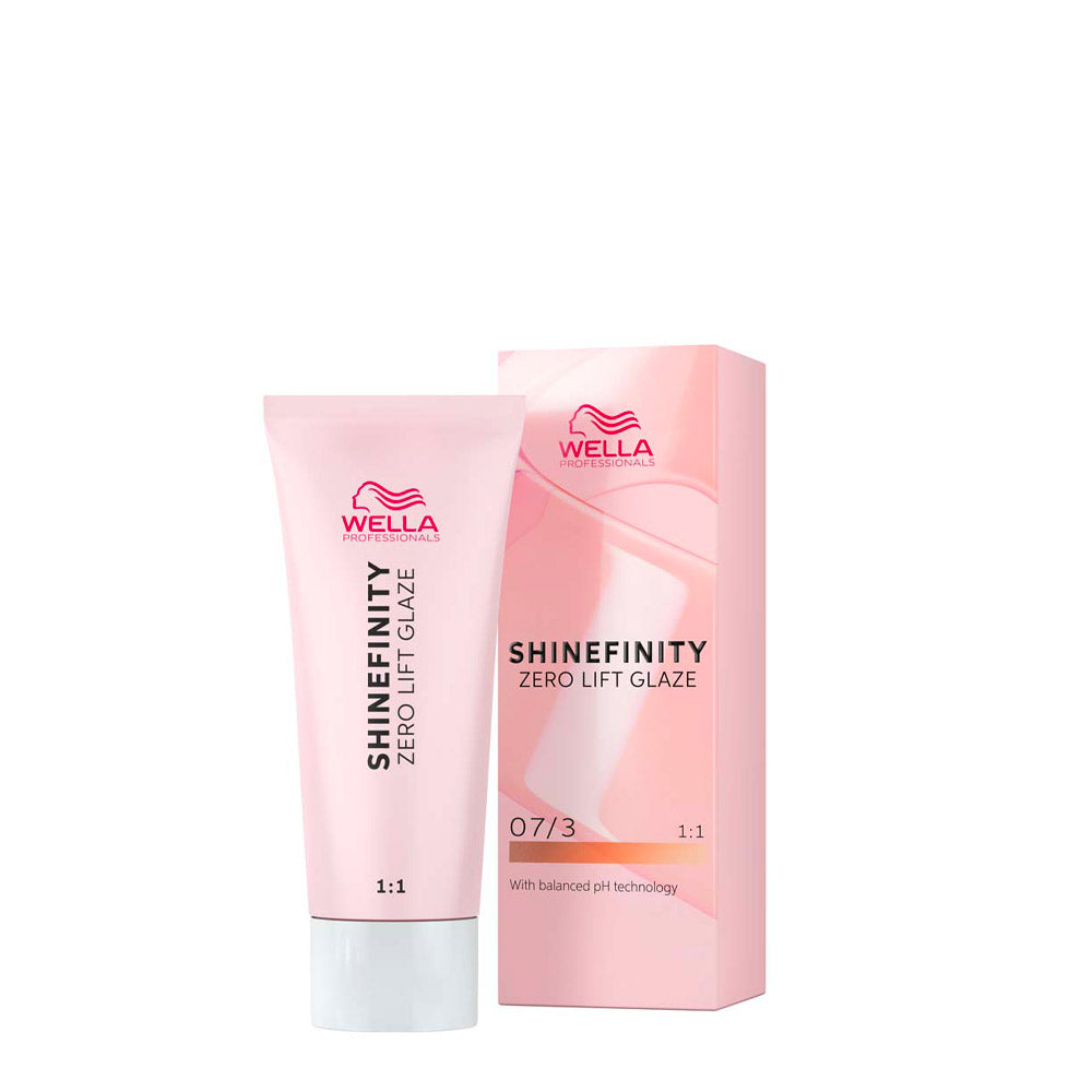 Wella Shinefinity Color Glaze 07/3 biondo medio dorato — tubo 60 ml e ciocca colorata
