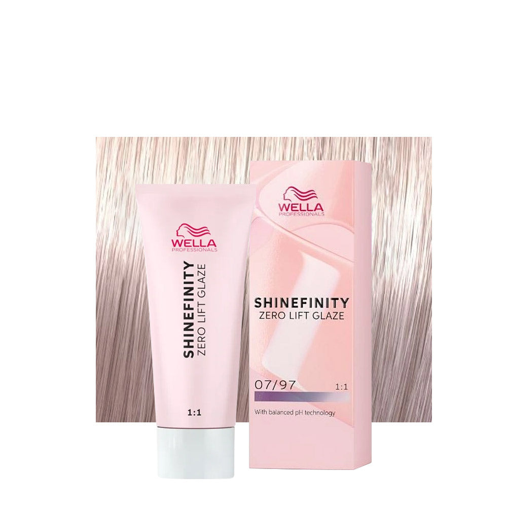 Wella Shinefinity Color Glaze 07/97 biondo medio cendré sabbia — tubo 60 ml e ciocca colorata