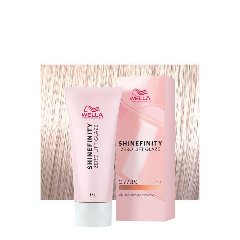 Wella Shinefinity Color Glaze 07/39 biondo medio dorato cendré — tubo 60 ml e ciocca colorata