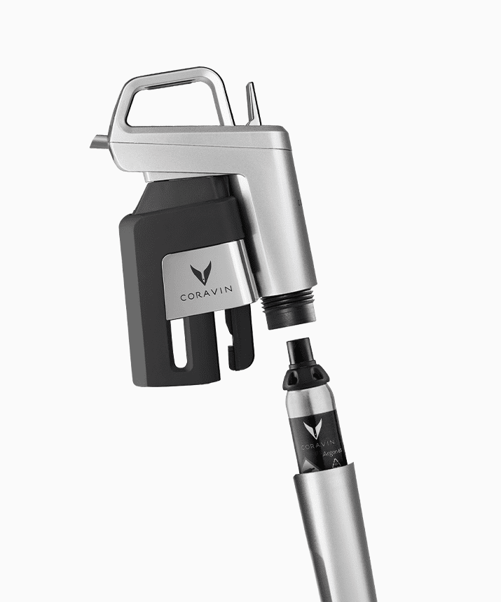 Capsula di argon Coravin inserita nel sistema Timeless Six