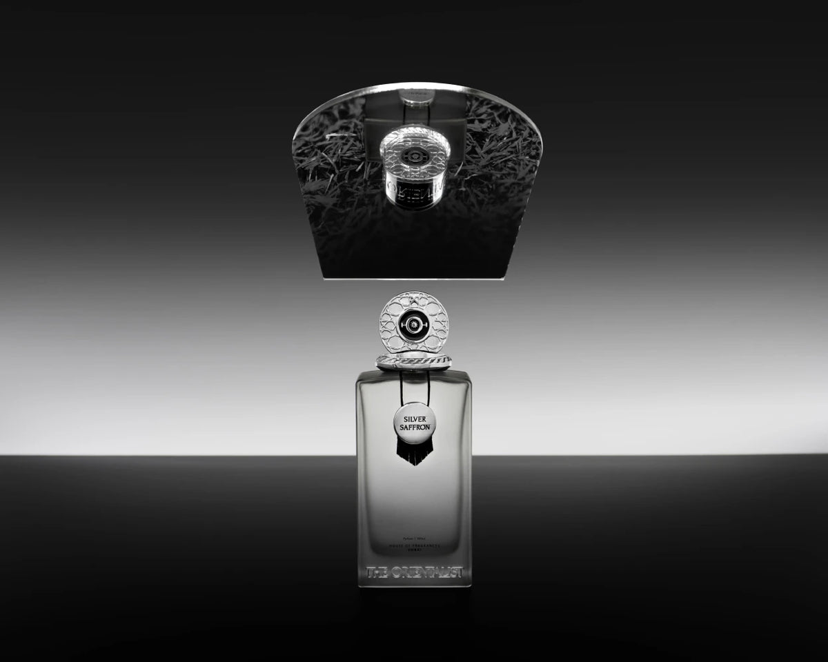 Silver Saffron di The Orientalist, flacone in atmosfera