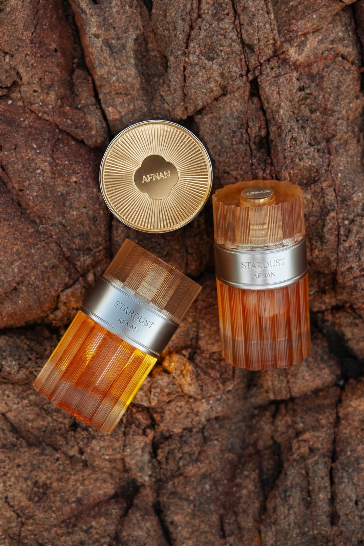 Afnan Stardust Extrait de Parfum, due flaconi e il medaglione dorato Afnan