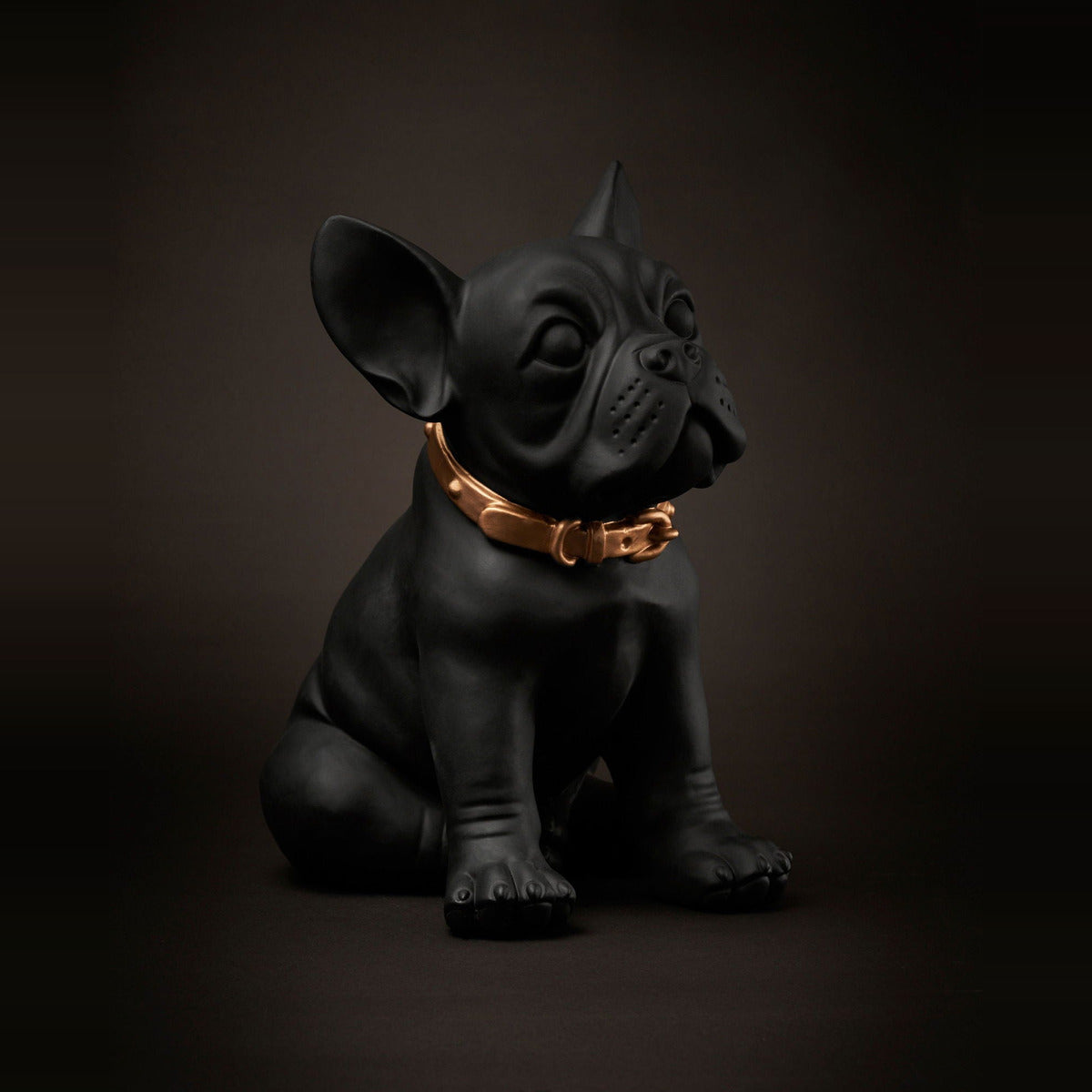 Statua bulldog francese Blogo Design Ruggiero nera con collare oro, 25 cm