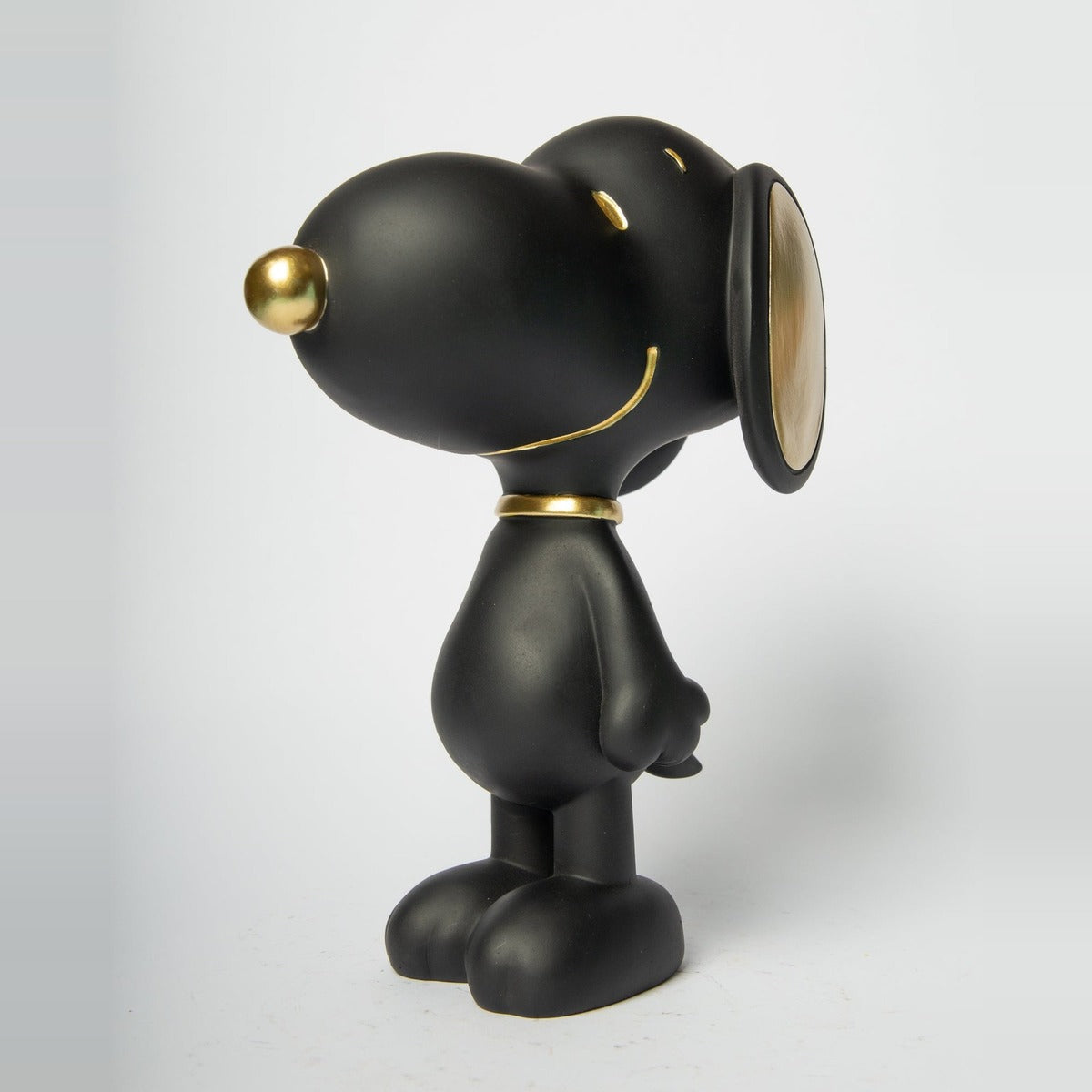 Statua Snoopy Standing Blogo Design nera e oro, vista di tre quarti