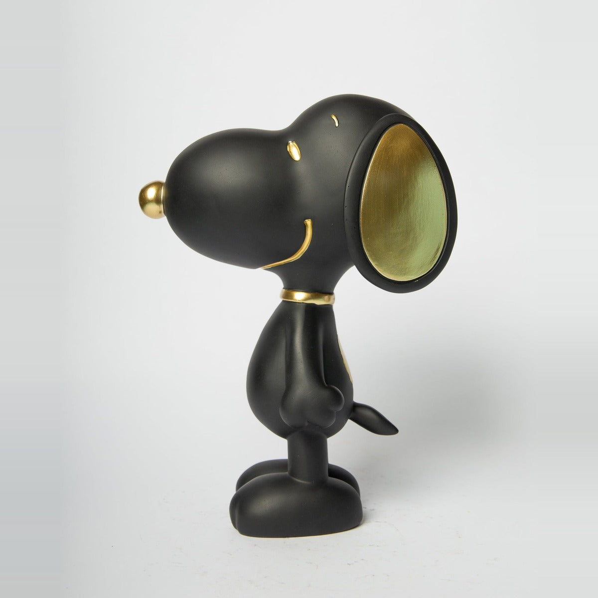 Statua Snoopy Standing Blogo Design nera e oro, di profilo