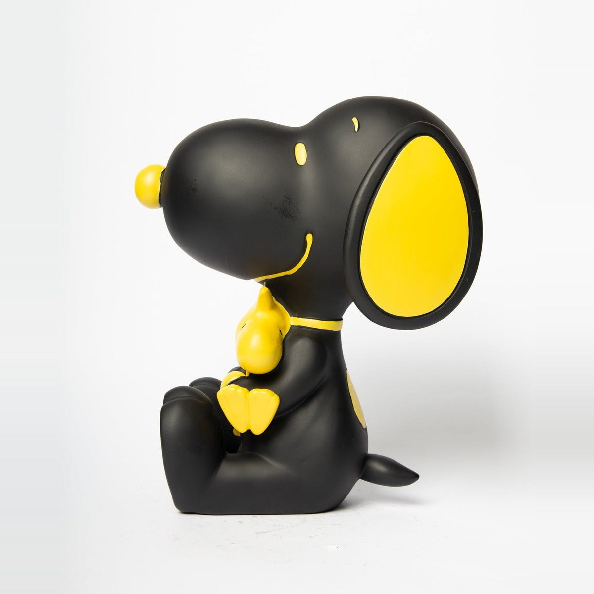 Statua Snoopy con Woodstock Blogo Design nera e gialla, di profilo