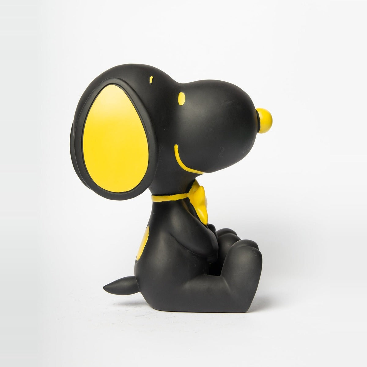 Statua Snoopy con Woodstock Blogo Design nera e gialla, vista da dietro