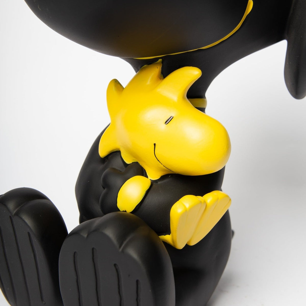 Statua Snoopy con Woodstock Blogo Design nera e gialla, particolare