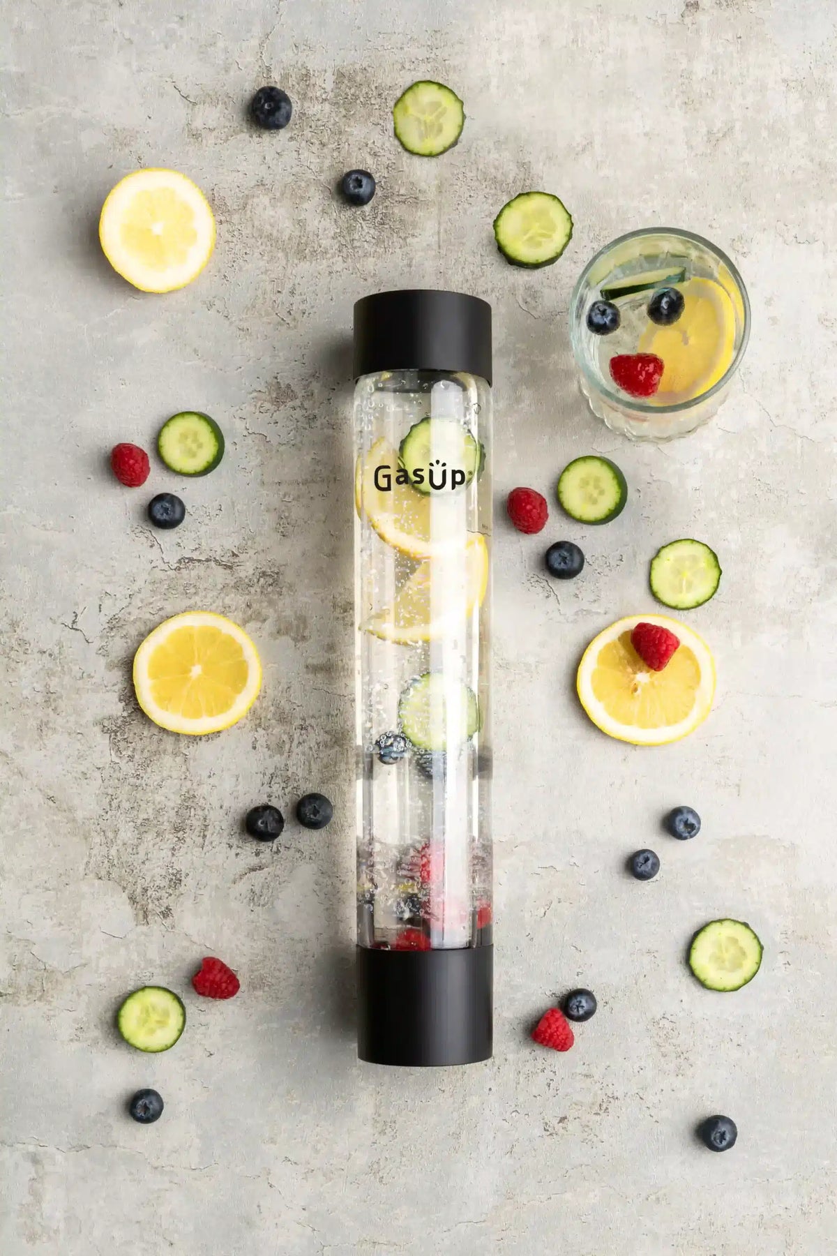 Bottiglia Gas Up 800 ml nera con acqua e frutta