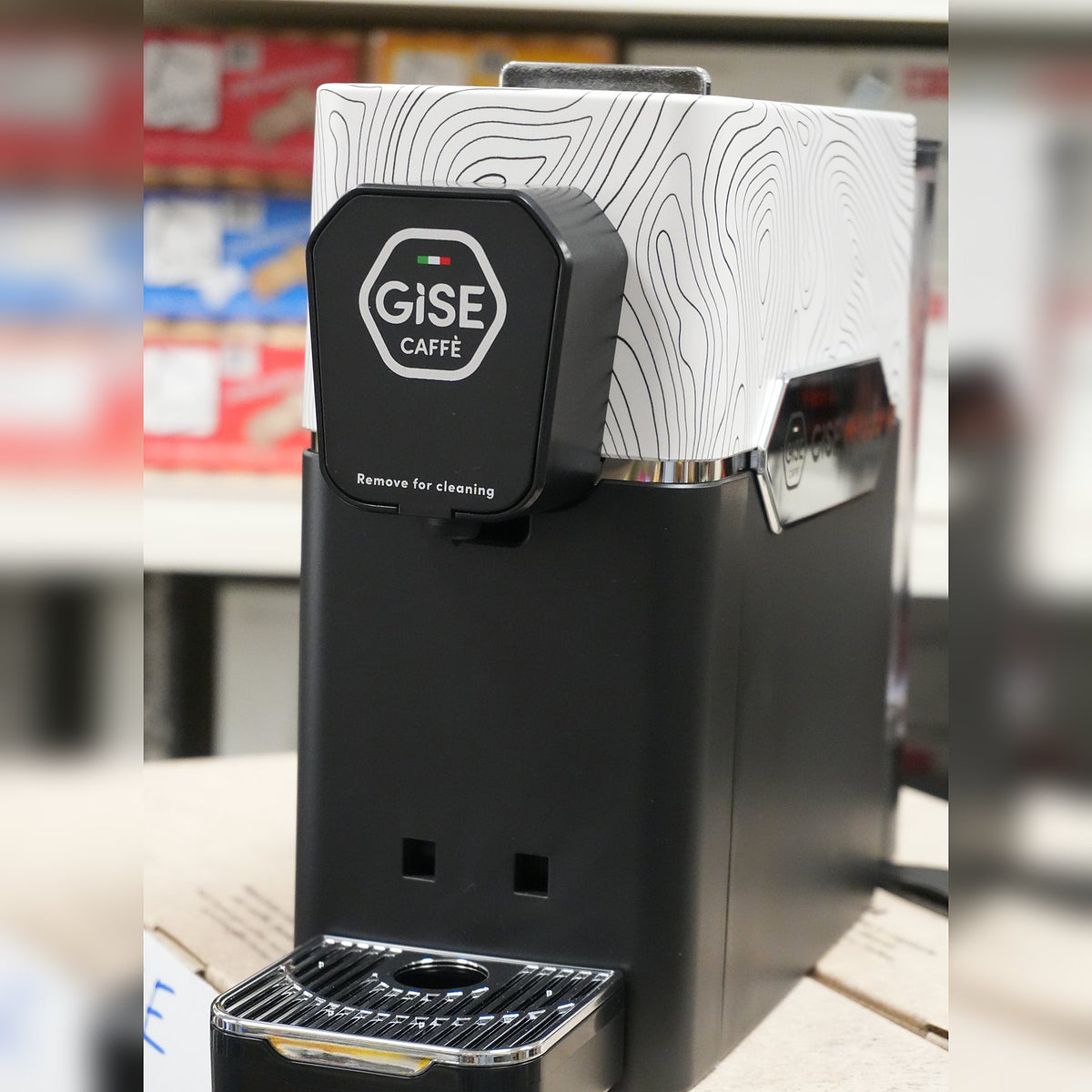 La Gise Gea bianca accesa al banco di Idea Shop ad Acqui Terme, vista frontale