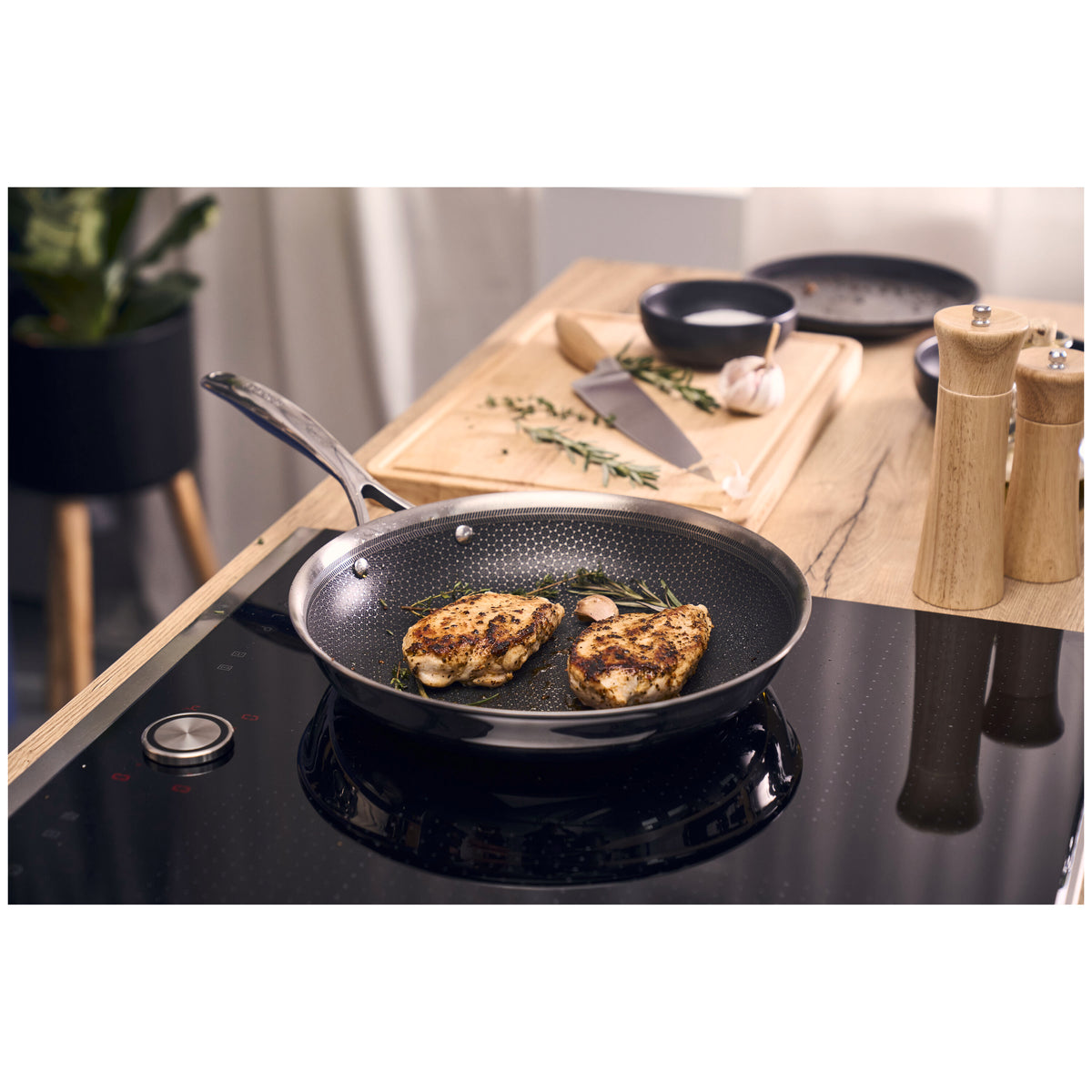 Padella Henckels Paradigm su piano a induzione con petto di pollo rosolato