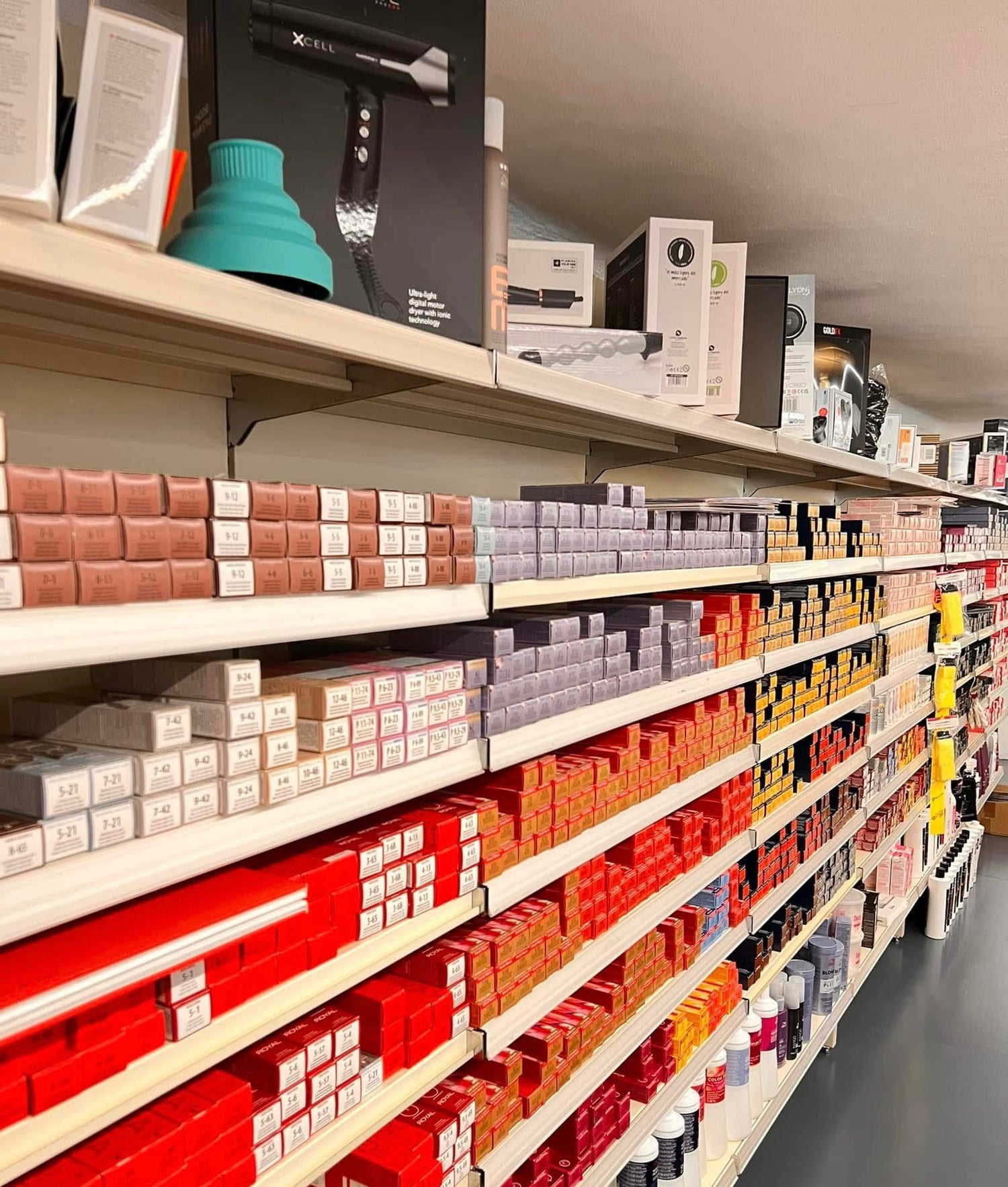 Lo scaffale del colore professionale da Idea Shop ad Acqui Terme: tinte, ossidanti e attrezzatura per parrucchieri