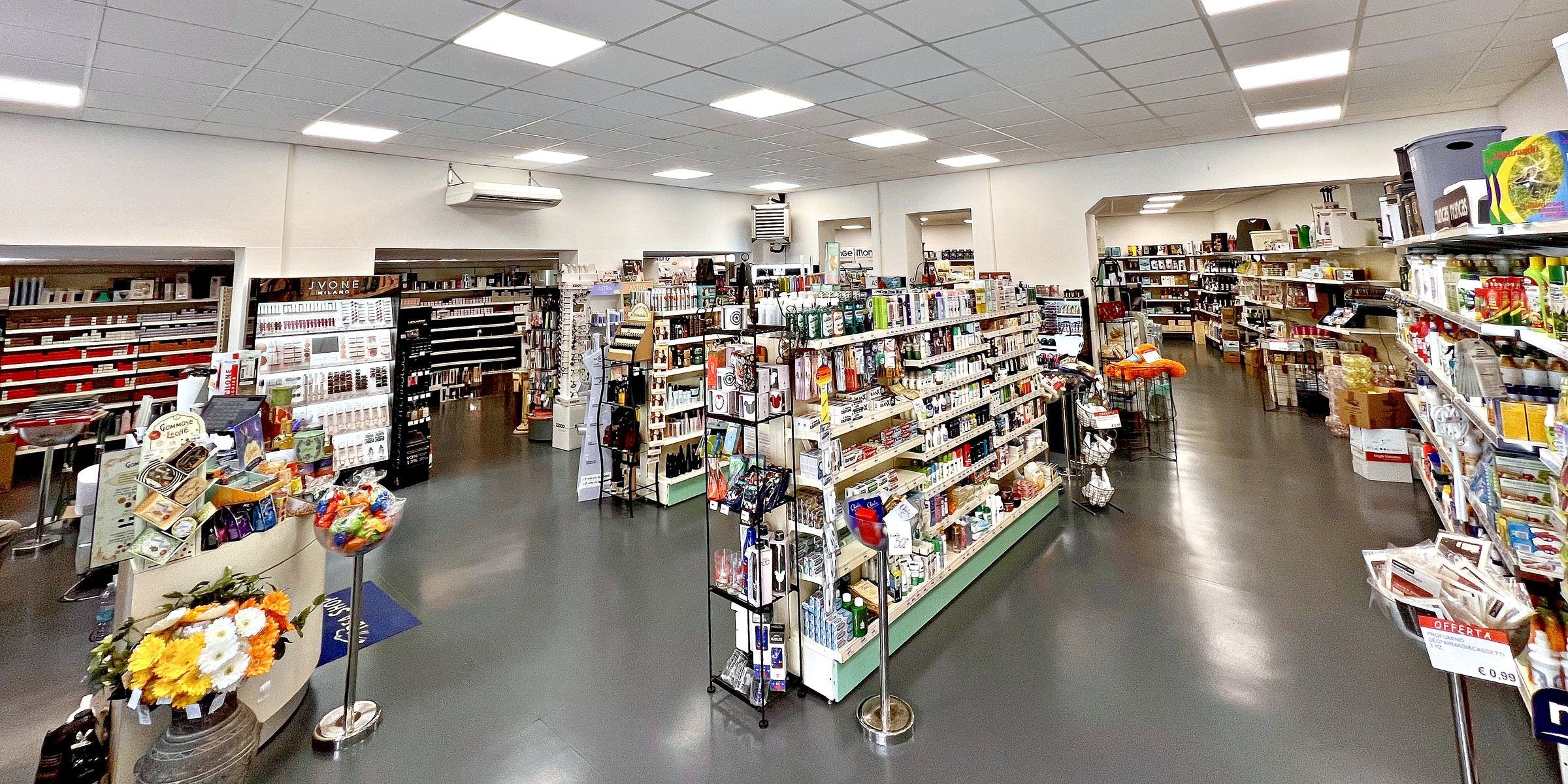 L'interno del negozio Idea Shop in Via Aureliano Galeazzo 47 ad Acqui Terme, con gli scaffali di casa, bellezza e profumeria