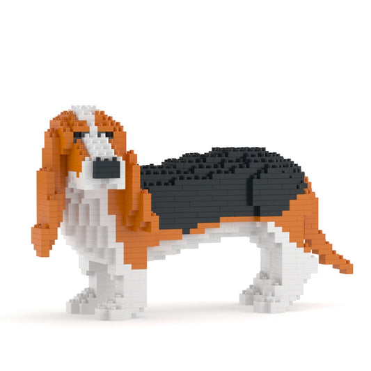 Scultura Jekca Basset Hound in mattoncini bianchi, marroni e neri, vista di profilo