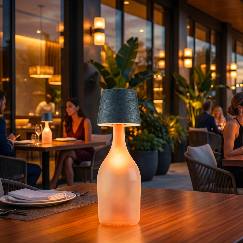 Lampada per bottiglia One-Light Moon graphite, accesa su un tavolo