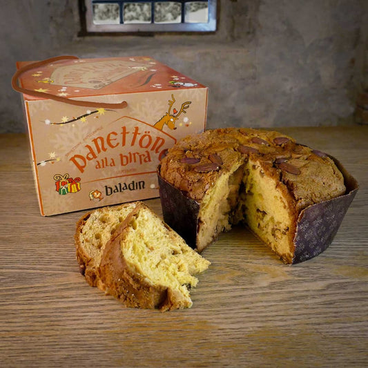Panettone alla birra Baladin con canditi tagliato, con la scatola arancione