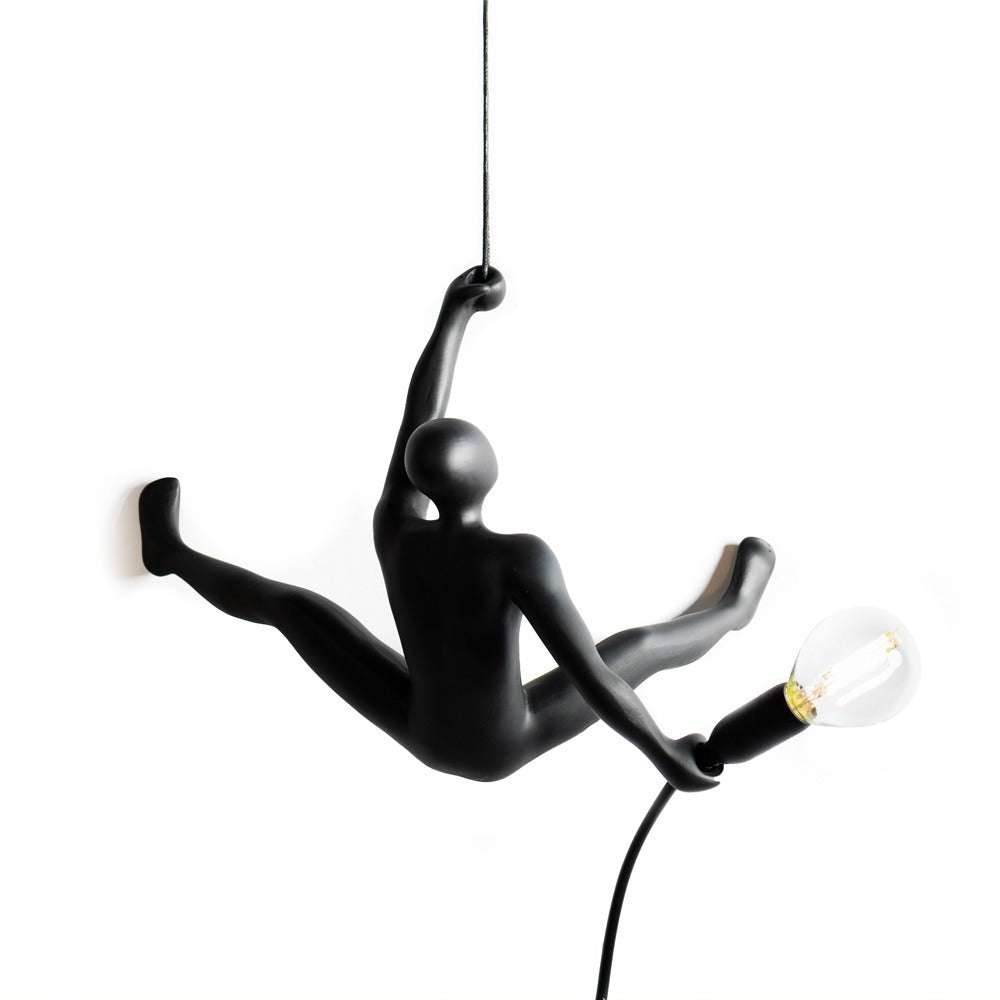 Lampada da parete Werkwaardig Climber Lamp, omino che si arrampica, vista da dietro