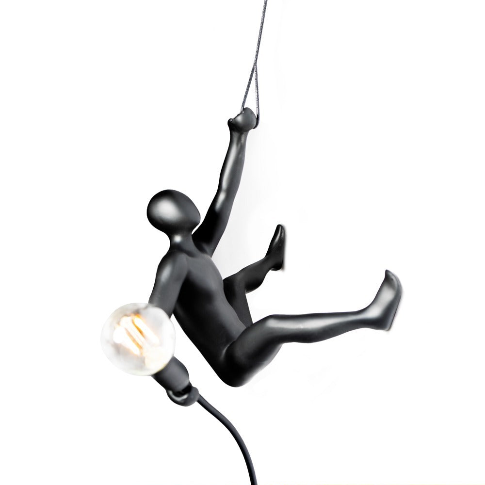 Lampada da parete Werkwaardig Climber Lamp, omino che si arrampica, di lato