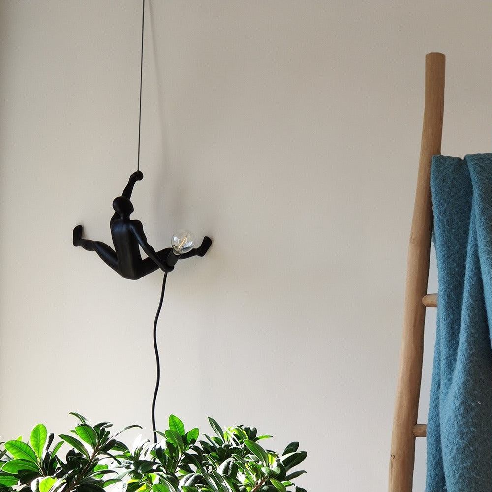 Lampada da parete Werkwaardig Climber Lamp, omino che si arrampica, in una stanza