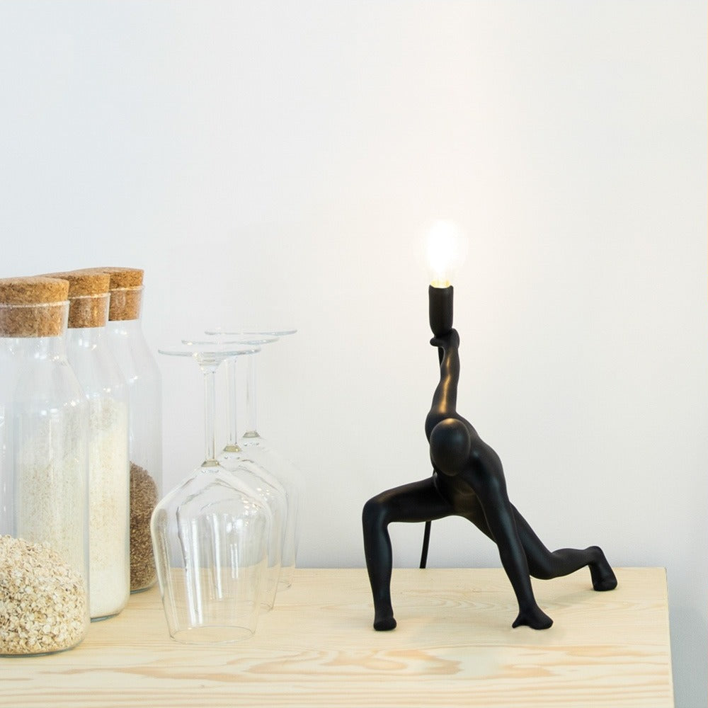 Lampada da tavolo Werkwaardig Dancer Lamp, omino che balla, accesa su una mensola